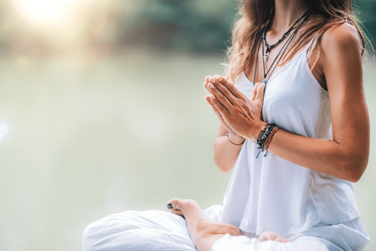 Femme en méditation illustrant les plantes naturelles contre le stress, l'anxiété et les tensions du quotidien