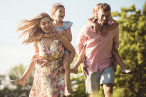 Famille profitant du printemps illustrant une détox naturelle pour retrouver énergie, vitalité et bien-être