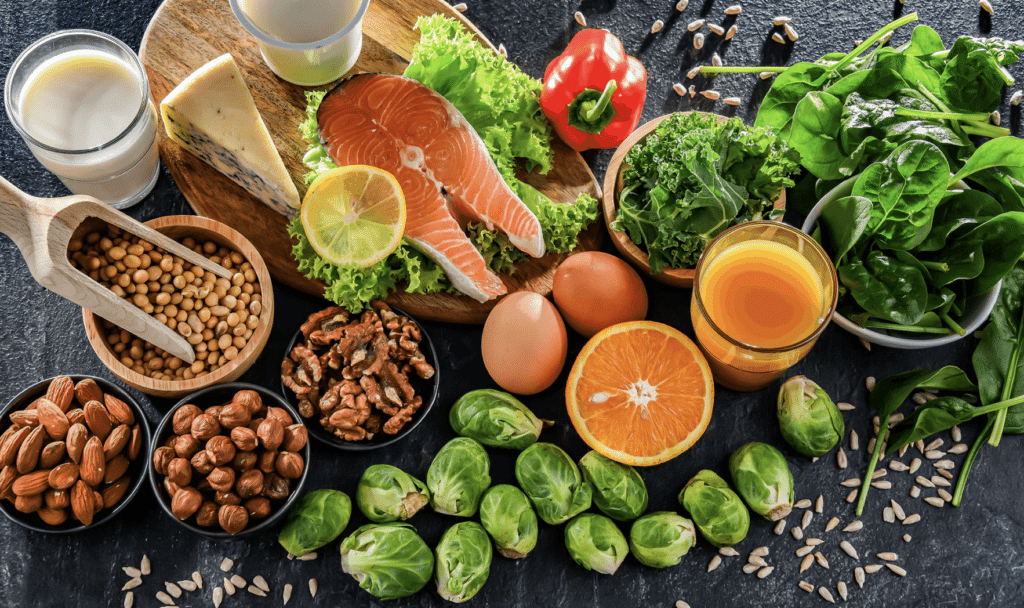 Aliments riches en calcium et vitamine D pour renforcer les os : poissons gras, légumes verts, produits laitiers et fruits secs