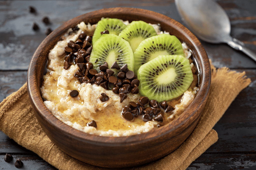 Bol de porridge au kiwi illustrant les meilleurs aliments contre la fatigue chronique et le manque d'énergie