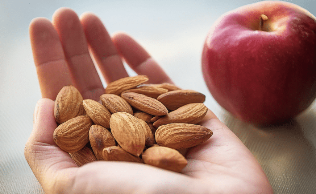 Pomme et amandes illustrant une collation minceur équilibrée favorisant la satiété et le contrôle de l'appétit