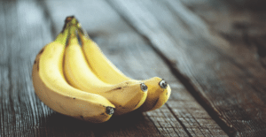 Bananes fraîches illustrant les bienfaits de la banane après 55 ans pour l'énergie, la digestion et le bien-être