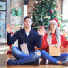 Couple détendu méditant devant un sapin de Noël pour illustrer la gestion du stress pendant les fêtes de fin d'année