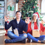 Couple détendu méditant devant un sapin de Noël pour illustrer la gestion du stress pendant les fêtes de fin d'année