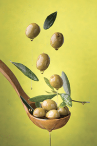 Olives et huile d'olive extra vierge illustrant les bienfaits de l'huile d'olive pour la santé et le bien-être